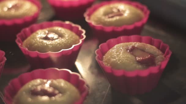 Time lapse - Muffins baking in the oven — Stock Video