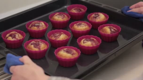 Lány lesz kész muffin a sütőből — Stock videók