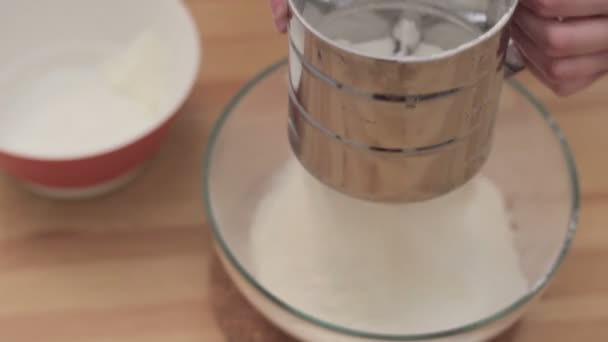 Womens hands Sifting flour into a bowl — Stock Video