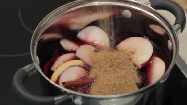 Mulled wine cooks and added sugar — Stock Video
