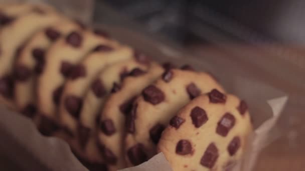 Galleta de chispas de chocolate aislada en envases — Vídeo de stock
