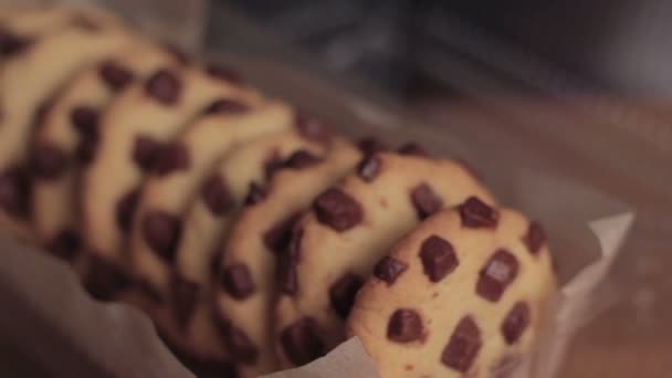 Chocolate chip cookie geïsoleerd in verpakking — Stockvideo