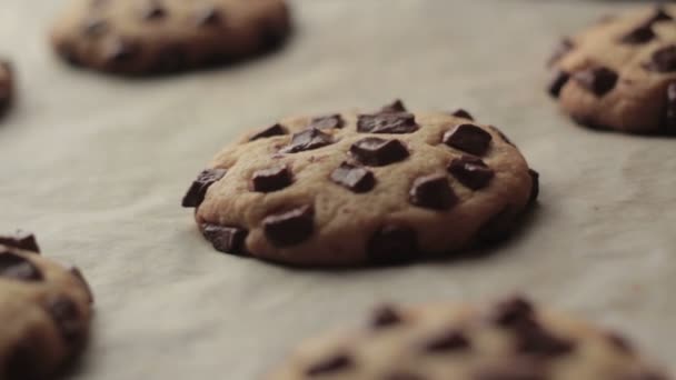 Chocolate chip cookies after baking — Stock Video