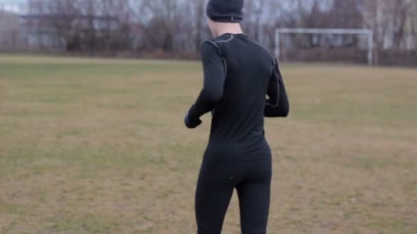 Jeune homme échauffement courir par une froide journée d'automne . — Video