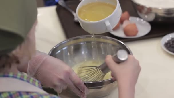 Child cooking, mixing, with mother — Stock Video