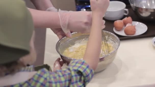 Ребенок готовит, смешивает, с матерью — стоковое видео