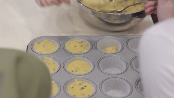 Children making chocolate cakes — Stock Video