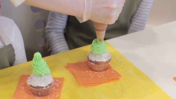 Making cupcakes for kids birthday party. — Stock Video