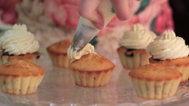 Kocken dekorera muffins för en part — Stockvideo