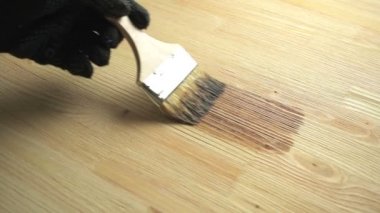 Kahverengi bir fırçayla ahşap boya.