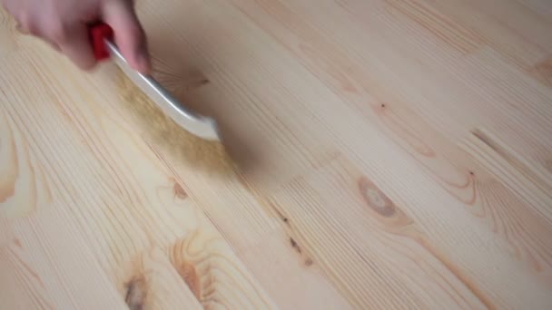 Hand bedrijf staalborstel borstelen hout — Stockvideo