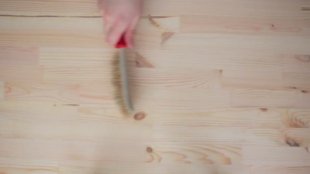 Hand hält Stahlbürste zum Bürsten von Holz — Stockvideo