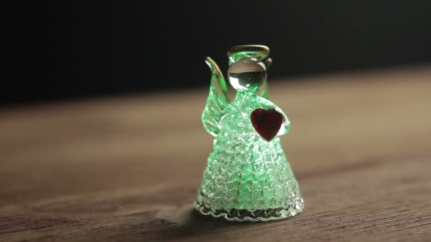 Decoratief glas engel Kerstmis met hart — Stockvideo