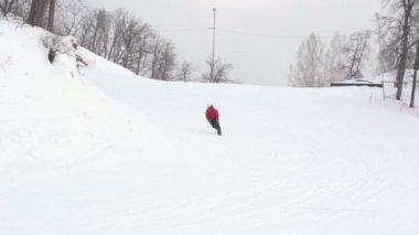 Snowboard yokuş aşağı Kayak merkezinde