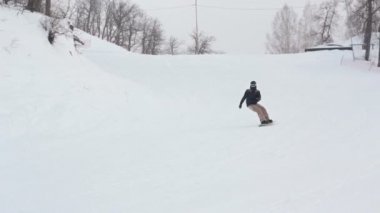 Bir yokuş aşağı Snowboard Snowboard açmaktadır