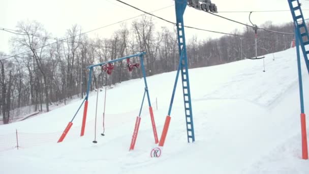 Pareja de esquiadores Remonte en una pista pequeña para esquiar . — Vídeos de Stock