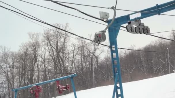 Estación de esquí tirada por el cable para esquiar en la nieve — Vídeos de Stock