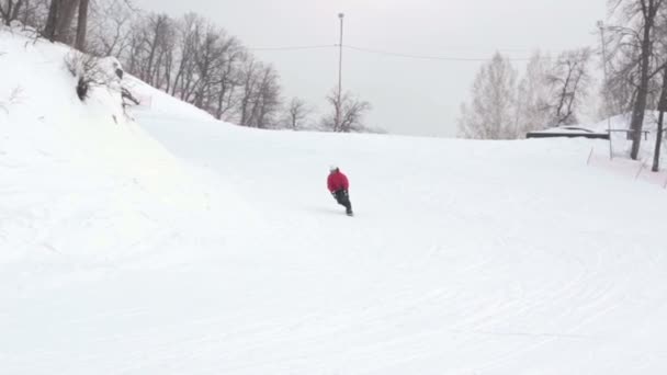 Snowboardåkare störtlopp i skidorten — Stockvideo