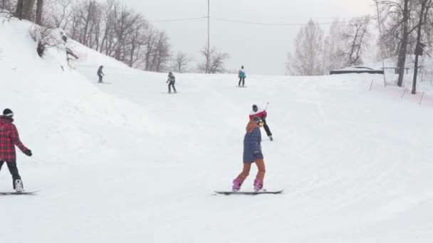 Esquiador primer plano en nieve suave en el día de invierno — Vídeos de Stock