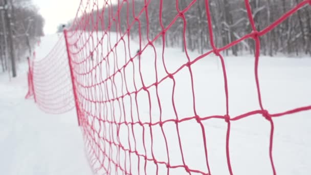 De moderne rood touw raster piste voor het alpine skiën. — Stockvideo