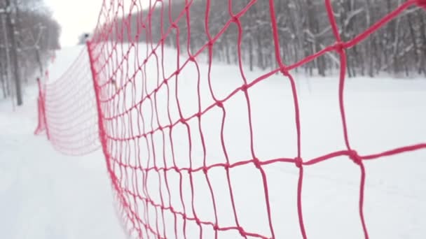 Die moderne rote Seilgitterpiste für den alpinen Skisport. — Stockvideo