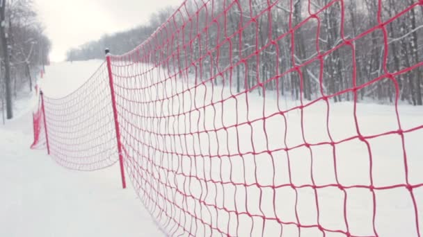 Το σύγχρονο κόκκινο σχοινί πλέγμα πίστες για αλπικό σκι. — Αρχείο Βίντεο
