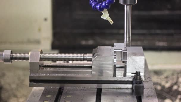 Machine CNC fraisant une partie en acier — Video