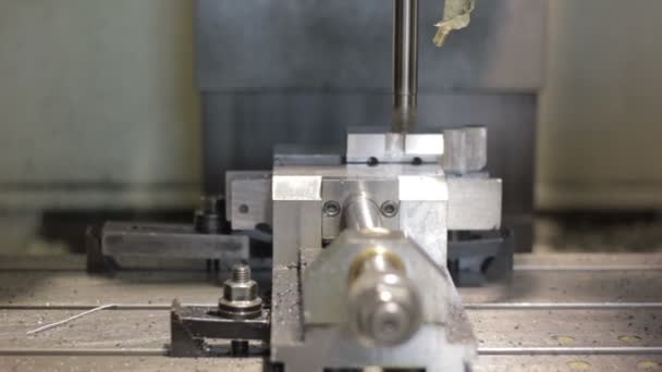 Máquina CNC de primer plano fresado de una parte de acero — Vídeos de Stock