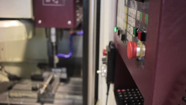 Panel de control CNC. Pieza de acero fresado a máquina sobre fondo — Vídeos de Stock