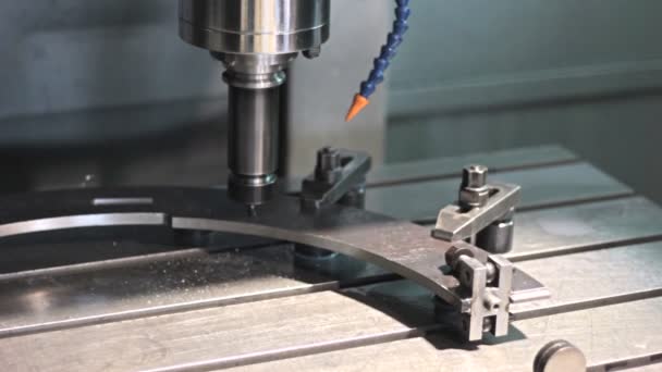 Pieza de acero de perforación de fresado de máquina CNC de primer plano — Vídeos de Stock