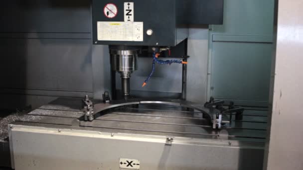 Panel de control CNC. Fresado a máquina, parte de acero de perforación. Panorámica — Vídeos de Stock