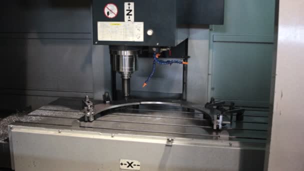 Painel de controle CNC. Moagem de máquina, parte de aço de perfuração. Panorâmica — Vídeo de Stock