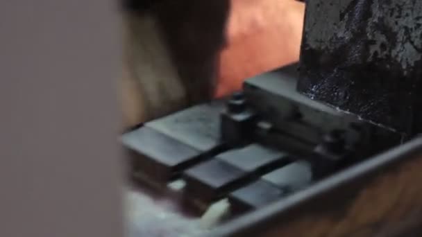 Metallverarbeitende Industrie: Metallbearbeitung mit Funken — Stockvideo