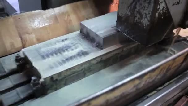 Pieza de trabajo en máquina CNC acabado de metal con chispas voladoras . — Vídeos de Stock