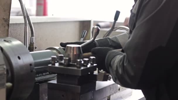 Trabalhador em um torno de máquina na fábrica. Processo de usinagem na fábrica — Vídeo de Stock