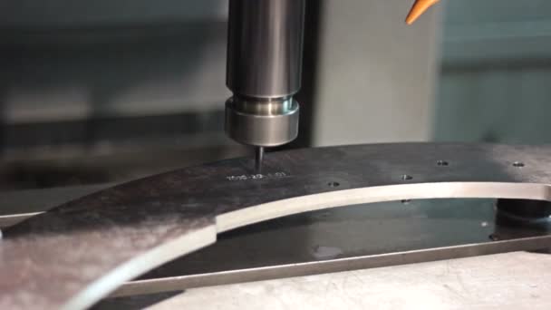 Cnc マシンは鋼の部分に番号を彫刻します。クローズ アップ — ストック動画