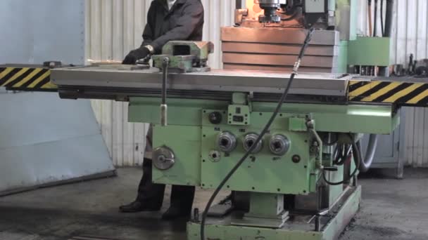 Trabajador en un torno de máquina en fábrica. Proceso de mecanizado en la fábrica — Vídeo de stock