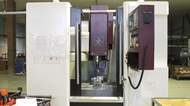 Procesamiento de metales en la máquina CNC en el trabajo. Caducidad — Vídeos de Stock