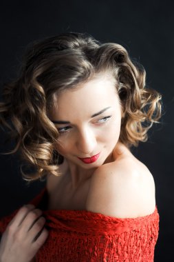 koyu kırmızı dudaklar ile genç bir kıvırcık kız portresi