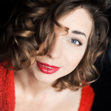 koyu kırmızı dudaklar ile genç bir kıvırcık kız portresi