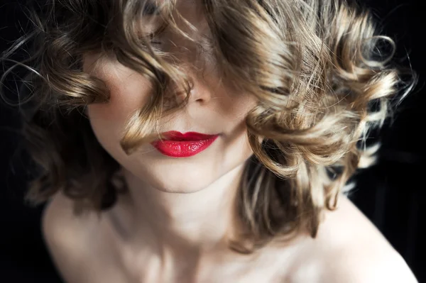 Retrato de una joven rizada con labios de color rojo oscuro — Foto de Stock