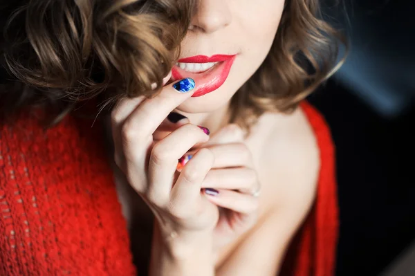 Retrato de uma jovem garota encaracolada com lábios vermelhos escuros com manicure — Fotografia de Stock