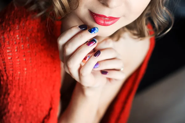 Retrato de una joven rizada con labios de color rojo oscuro con manicura —  Fotos de Stock