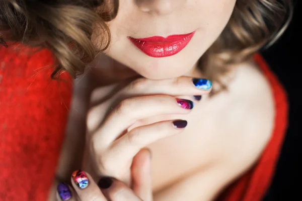 Retrato de una joven rizada con labios de color rojo oscuro con manicura —  Fotos de Stock