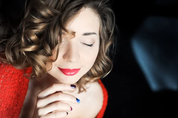 Retrato de uma jovem garota encaracolada com lábios vermelhos escuros com manicure — Fotografia de Stock