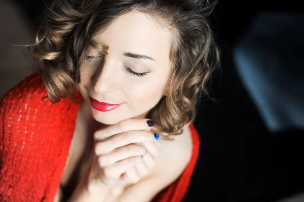 Retrato de una joven rizada con labios de color rojo oscuro con manicura —  Fotos de Stock