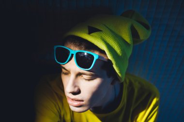 genç adam rahat kıyafetler poz