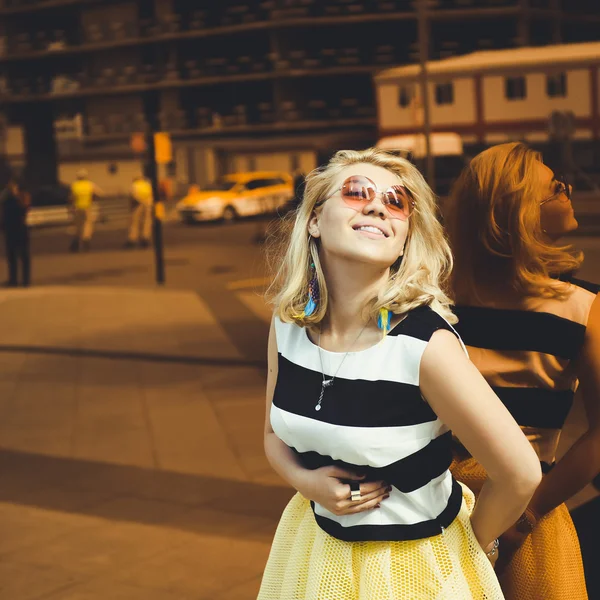 Блондинка позирует на городской улице — стоковое фото