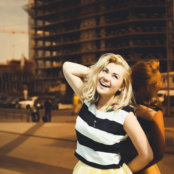 Blond meisje poseren op stad straat — Stockfoto