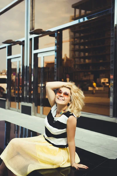 Blonďatá dívka pózuje na ulici města — Stock fotografie
